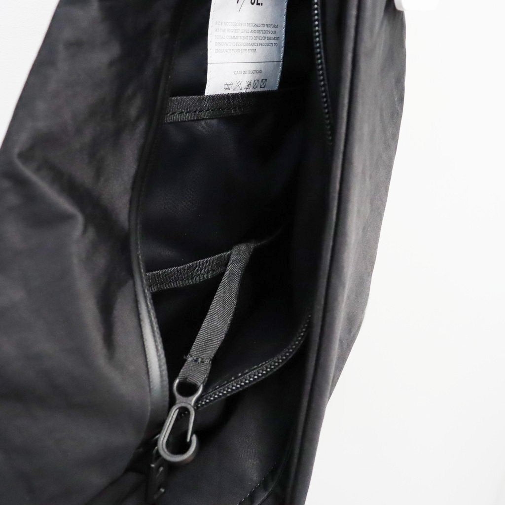 TEXTURED TWILL LAYERED SLINGER BAG #CHARCOAL [FTT36262B0009]