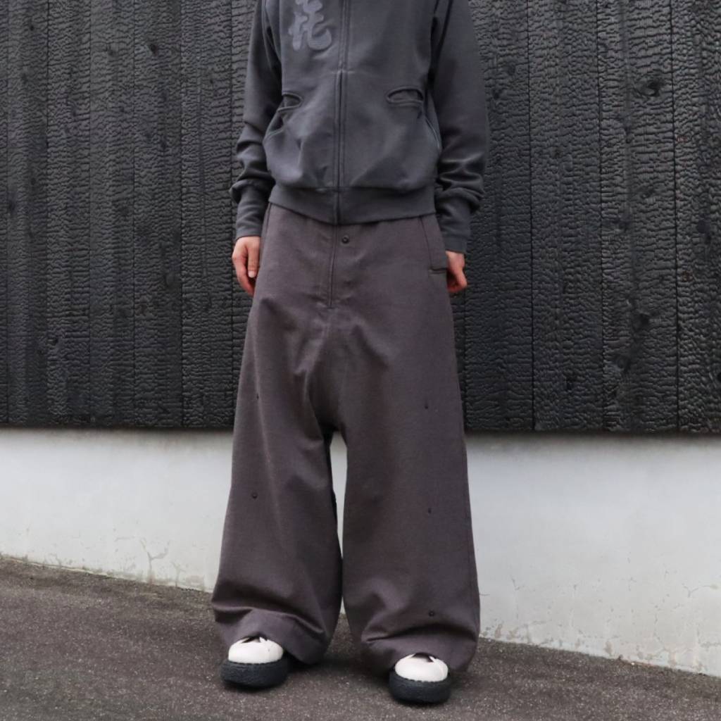 MORPH YI PANTS #CHARCOAL [JI-26AW-PT03-1]