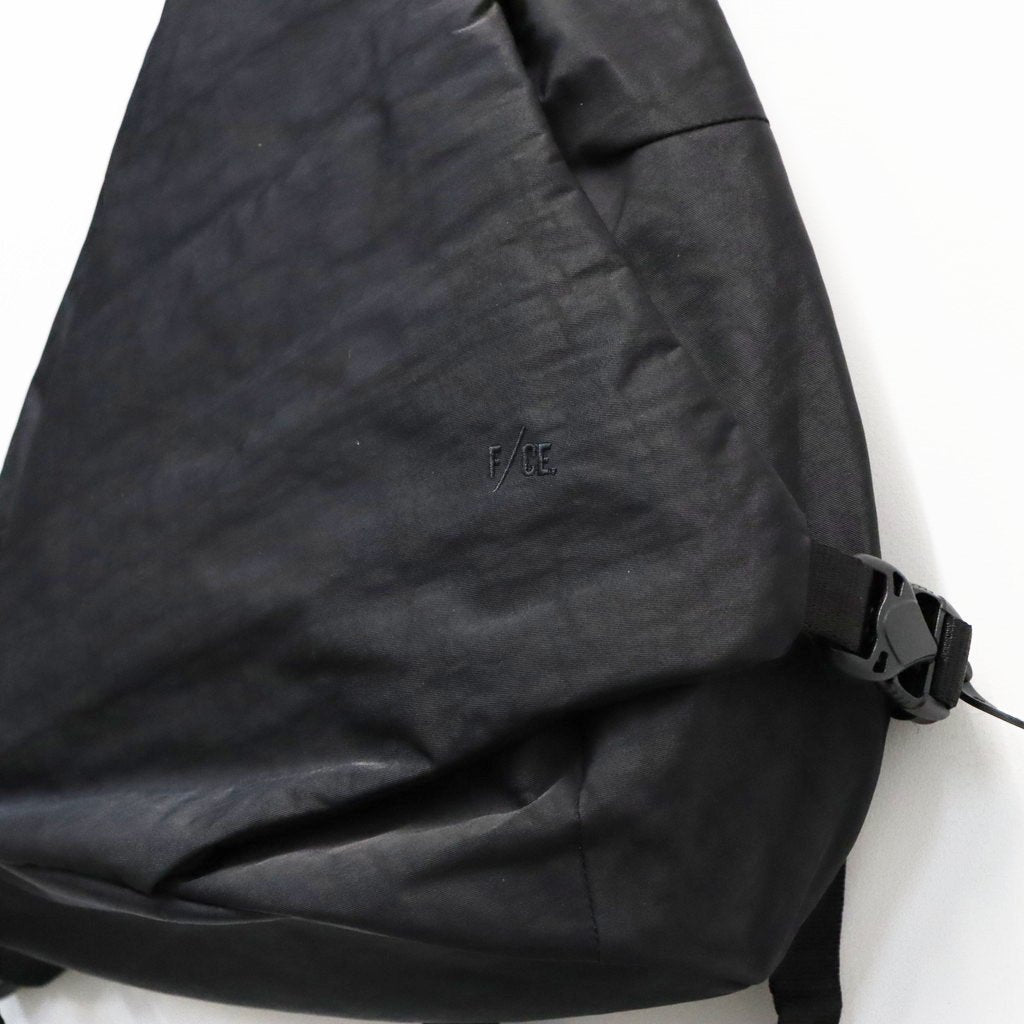 TEXTURED TWILL LAYERED SLINGER BAG #BLACK [FTT36262B0009]
