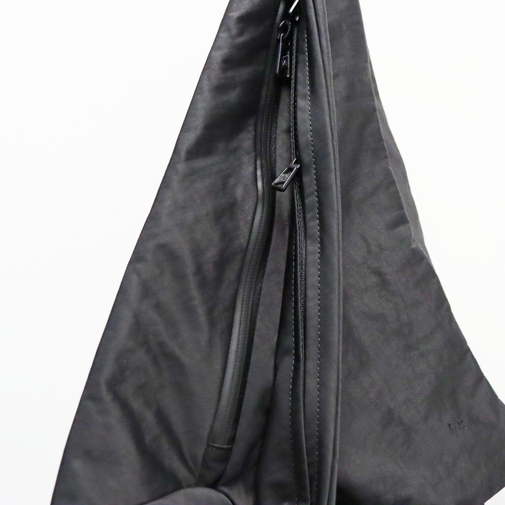 TEXTURED TWILL LAYERED SLINGER BAG #BLACK [FTT36262B0009]