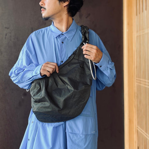 TEXTURED TWILL BODY BAG #CHARCOAL [FTT36262B0007]