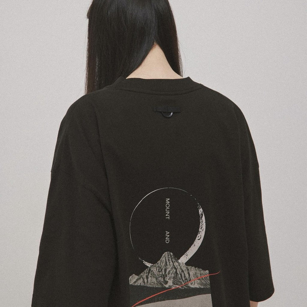 M005-i “Crescent-G” Graphic Tee #SHADOW [GOOPI-24SS-APR-04]