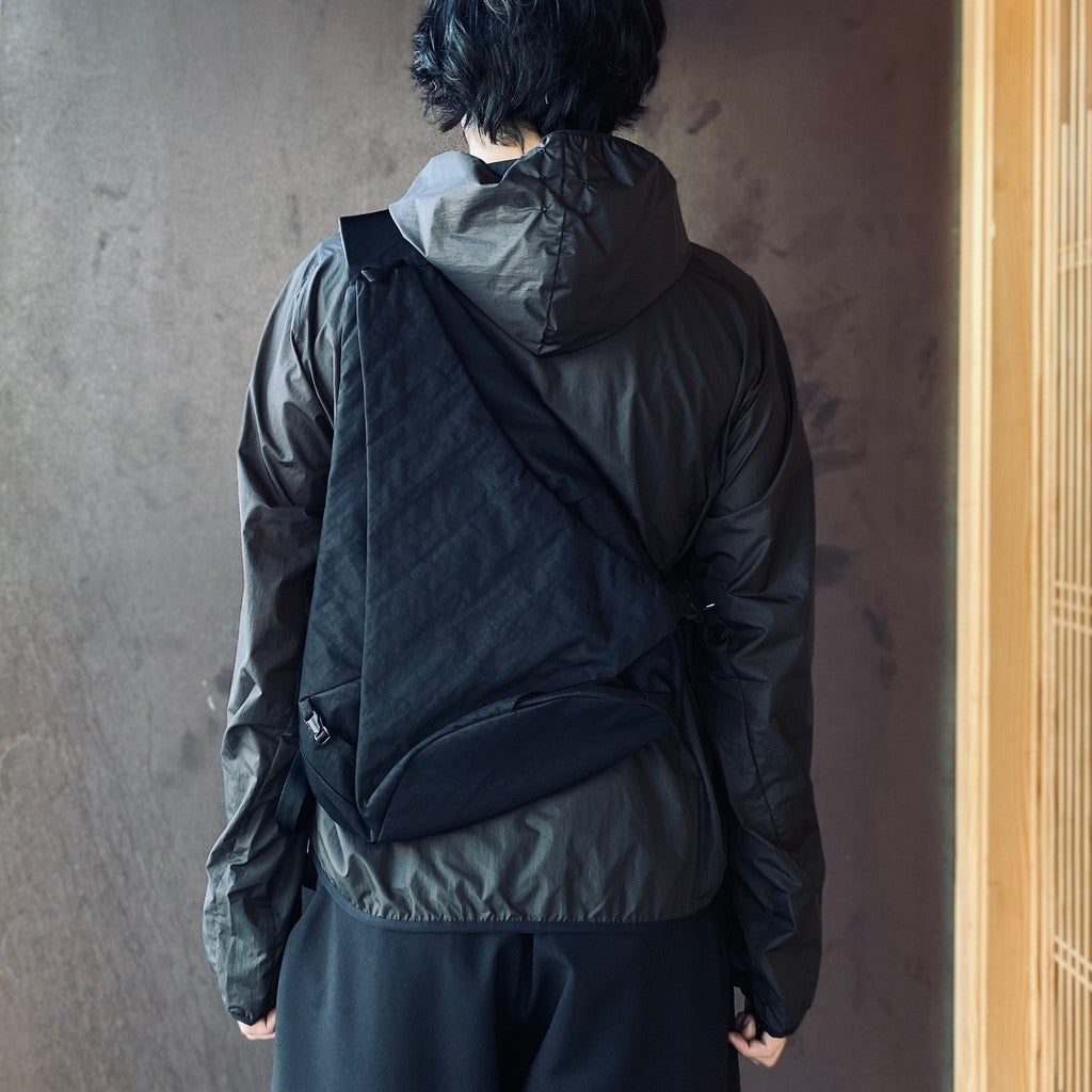 TEXTURED TWILL LAYERED SLINGER BAG #BLACK [FTT36262B0009]