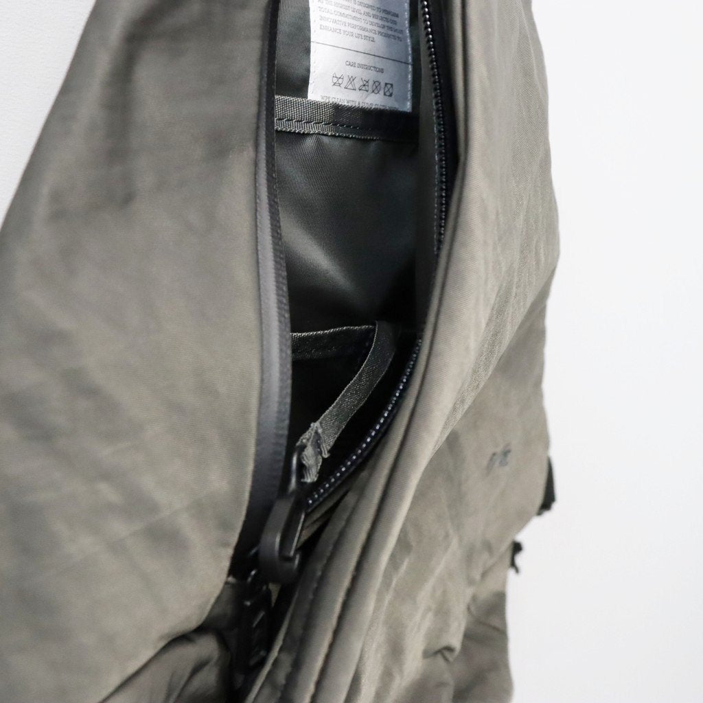 TEXTURED TWILL LAYERED SLINGER BAG #CHARCOAL [FTT36262B0009]