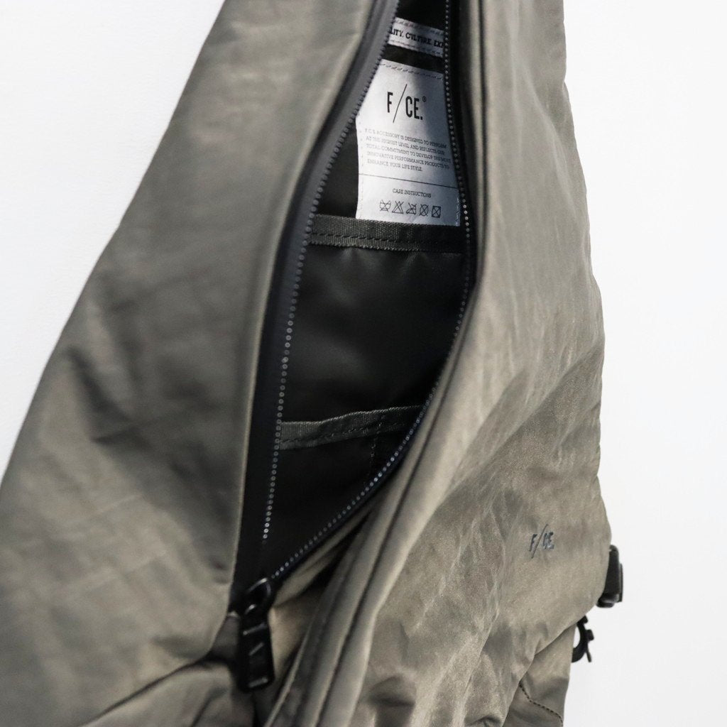 TEXTURED TWILL LAYERED SLINGER BAG #CHARCOAL [FTT36262B0009]