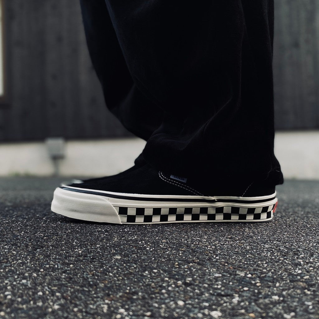 LX Classic Slip-On 98 (CHCKRBRD SIDEWALL BLACK/MARSHMALLOW) #Black/White [VN000E96BPQ]
