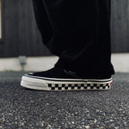 LX Classic Slip-On 98 (CHCKRBRD SIDEWALL BLACK/MARSHMALLOW) #Black/White [VN000E96BPQ]