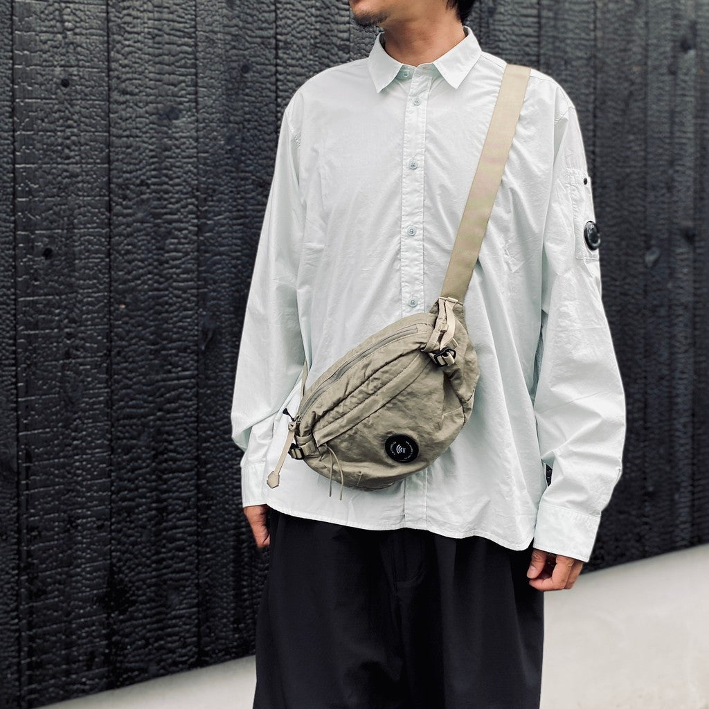 NYLON B LENS CROSSBODY PACK #FALLEN ROCK 356 [21CMAC734A-005269G-26FWP]