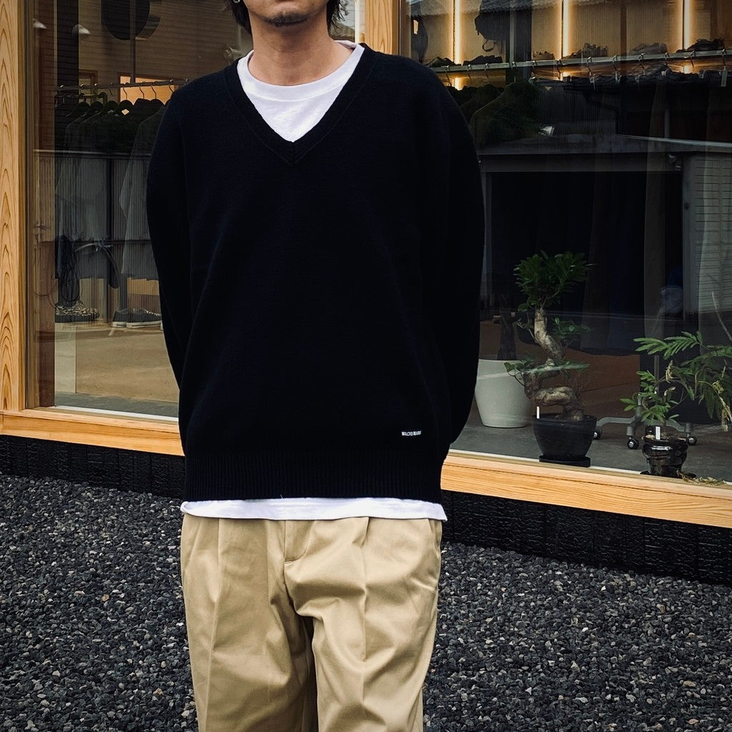 V NECK SWEATER #BLACK [25FW-WMK-KN09]