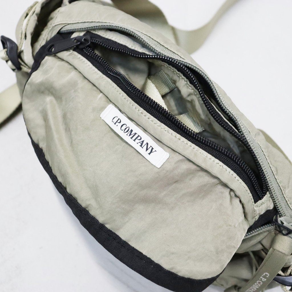 NYLON B LENS CROSSBODY PACK #FALLEN ROCK 356 [21CMAC734A-005269G-26FWP]