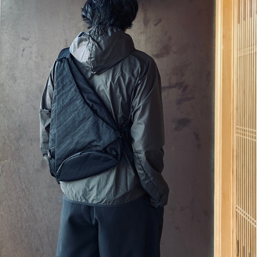 TEXTURED TWILL LAYERED SLINGER BAG #BLACK [FTT36262B0009]