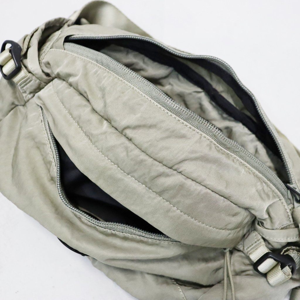 NYLON B LENS CROSSBODY PACK #FALLEN ROCK 356 [21CMAC734A-005269G-26FWP]
