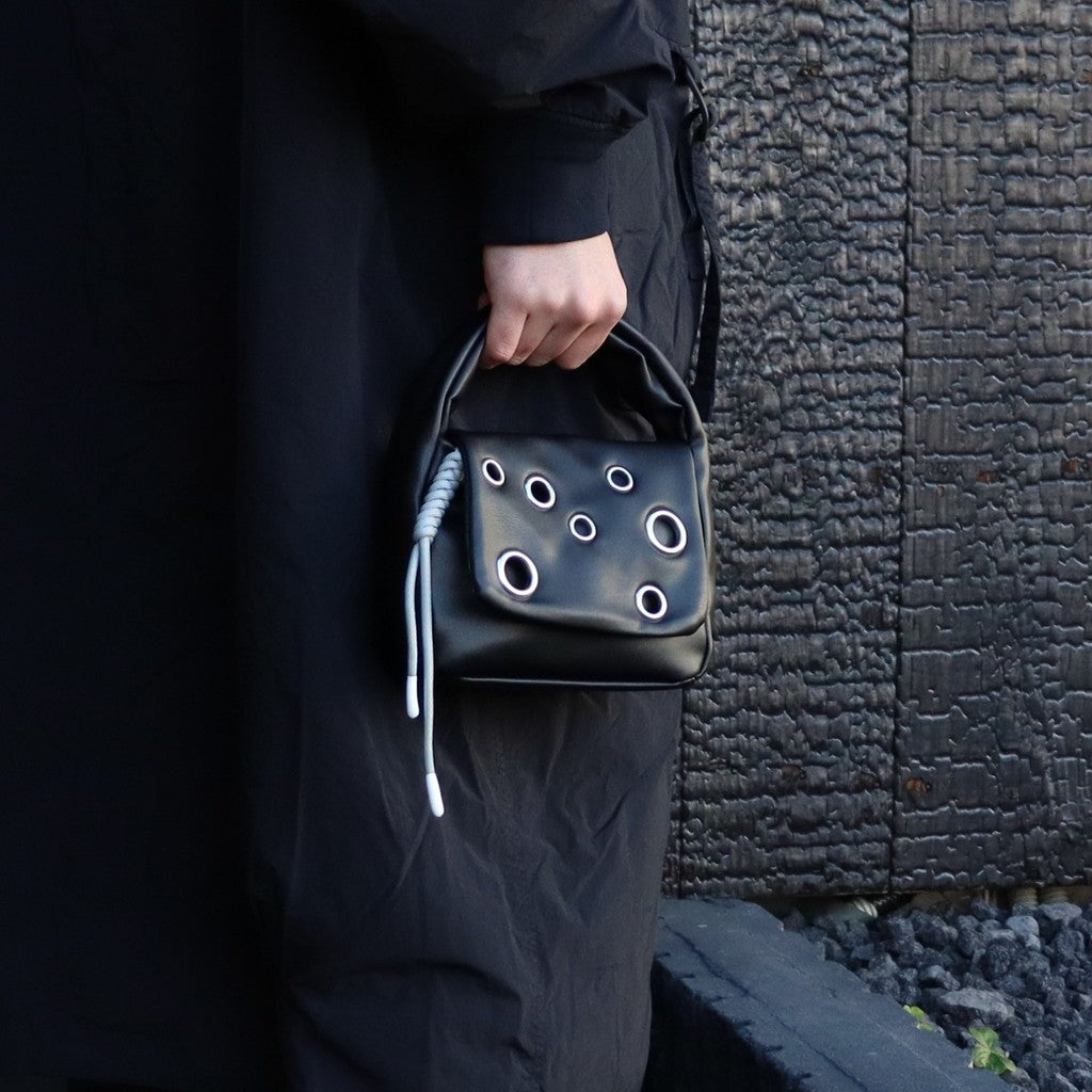 TECH LEATHER EYELET MINI POACH #BLACK [FEL34261B0006]