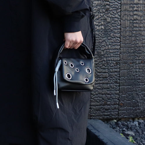 TECH LEATHER EYELET MINI POACH #BLACK [FEL34261B0006]