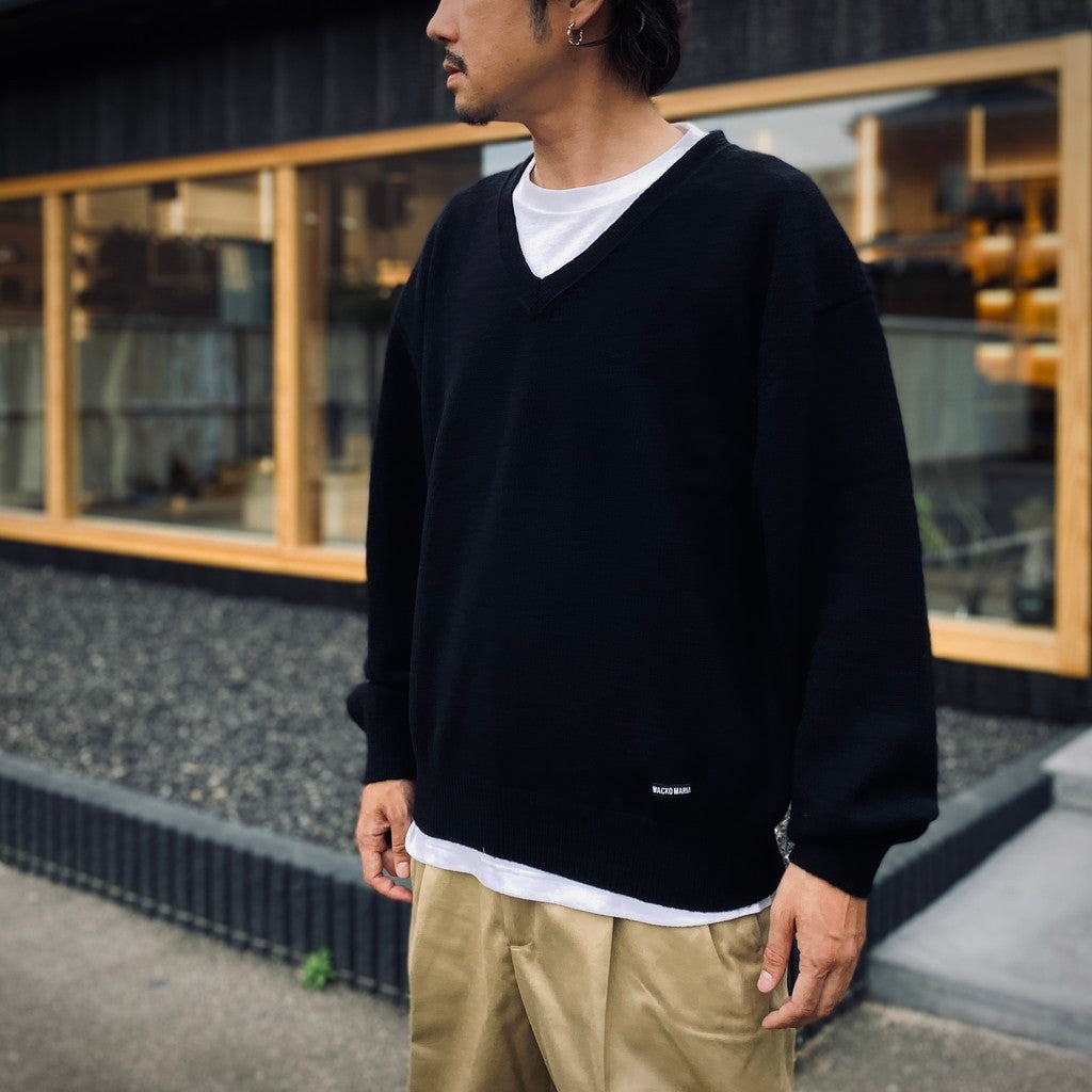 V NECK SWEATER #BLACK [25FW-WMK-KN09]