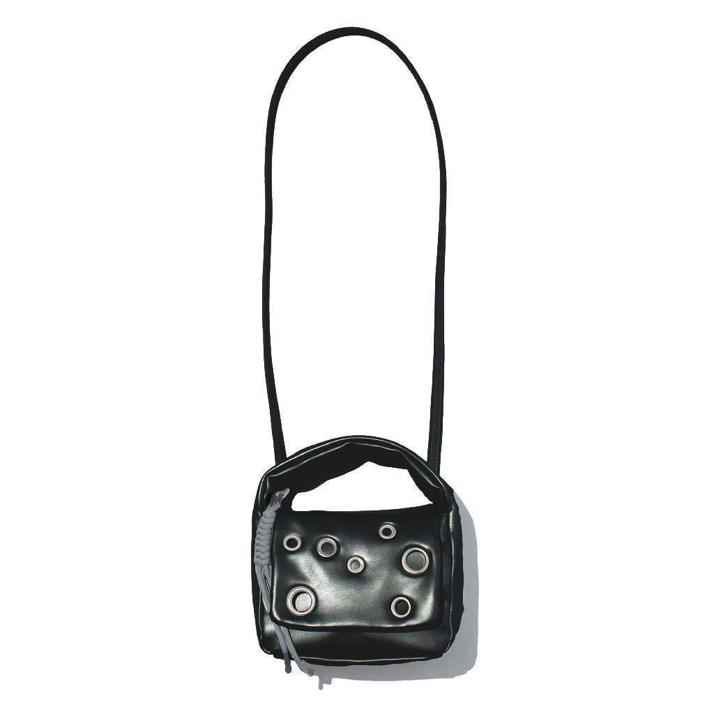 TECH LEATHER EYELET MINI POACH #BLACK [FEL34261B0006]
