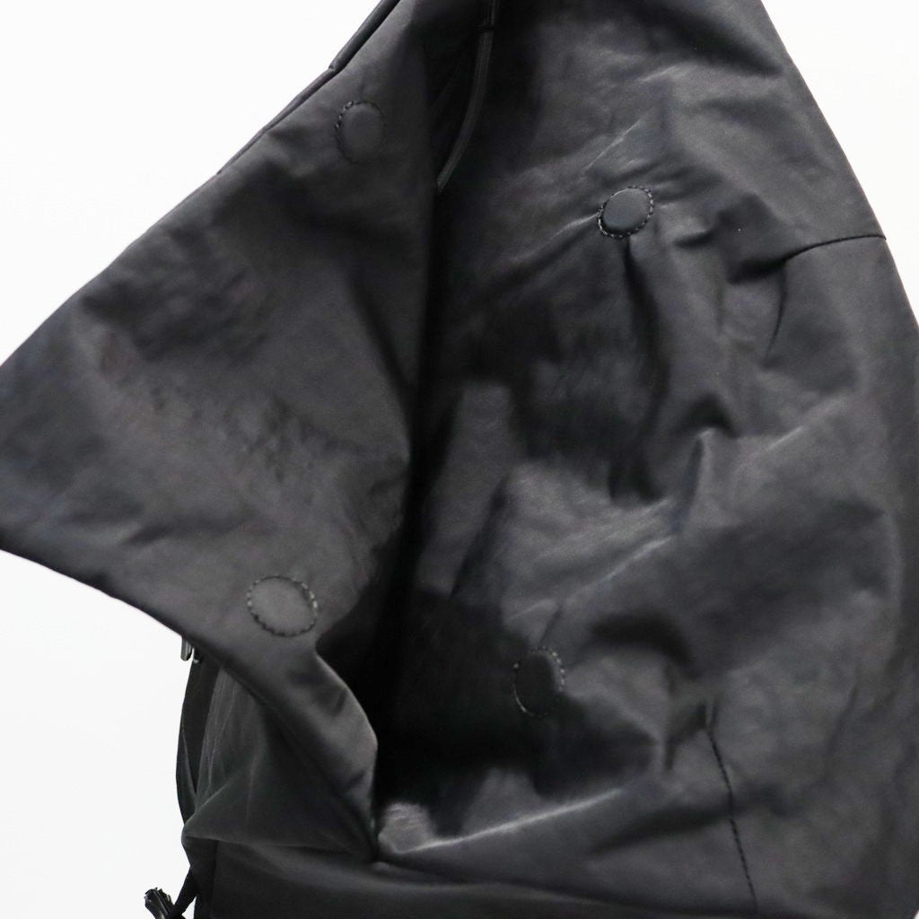 TEXTURED TWILL LAYERED SLINGER BAG #BLACK [FTT36262B0009]