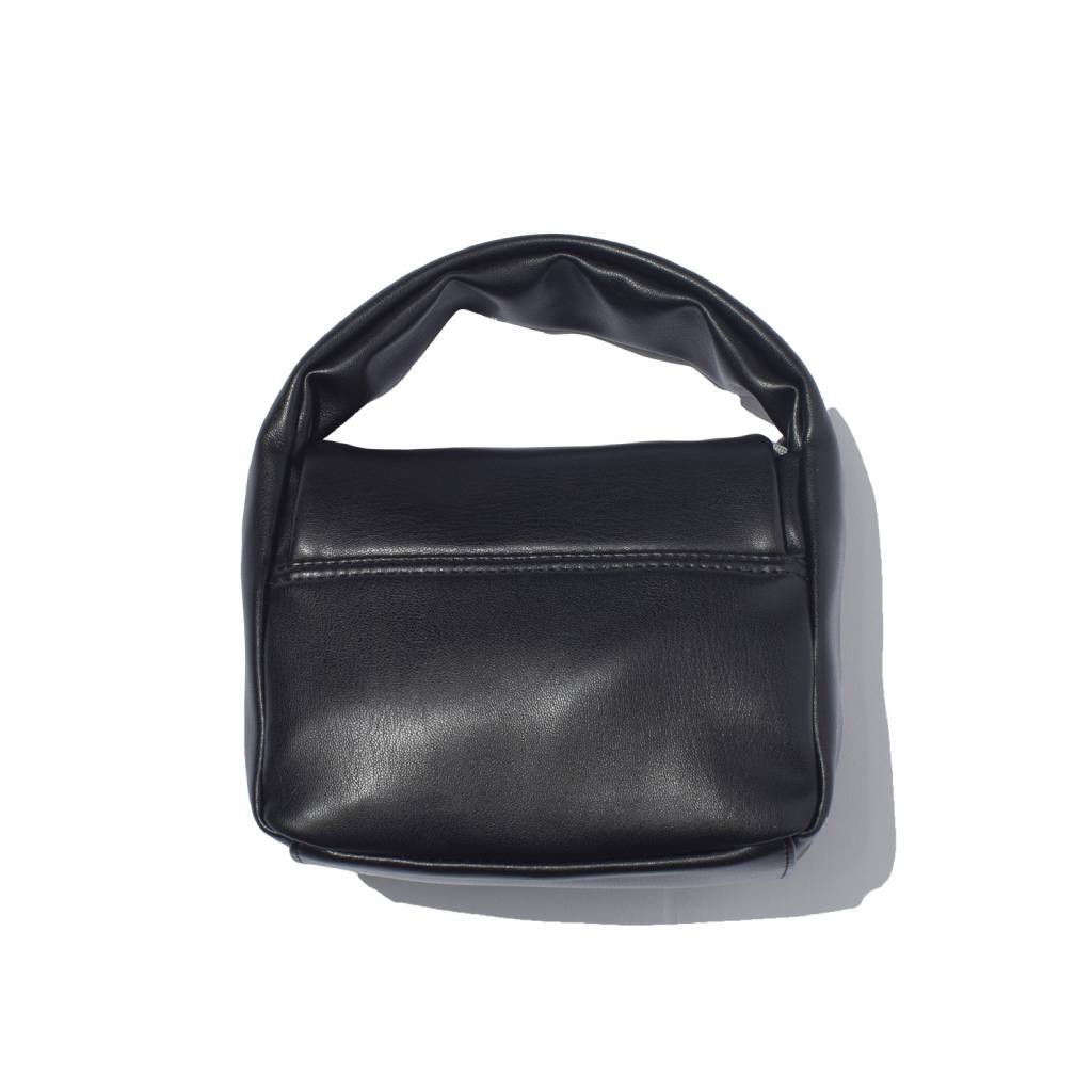 TECH LEATHER EYELET MINI POACH #BLACK [FEL34261B0006]