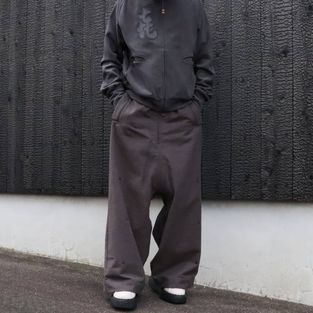 MORPH YI PANTS #CHARCOAL [JI-26AW-PT03-1]