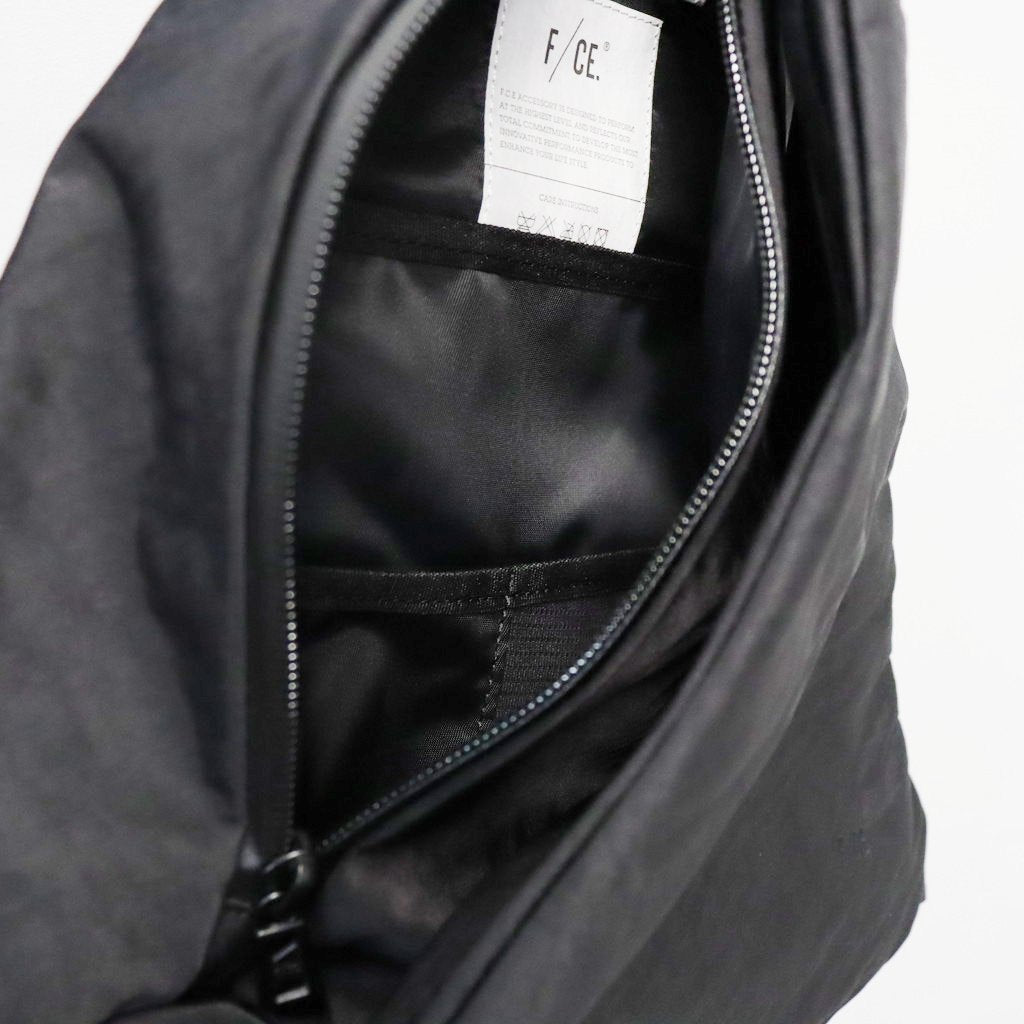 TEXTURED TWILL LAYERED SLINGER BAG #BLACK [FTT36262B0009]