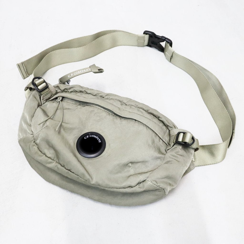 NYLON B LENS CROSSBODY PACK #FALLEN ROCK 356 [21CMAC734A-005269G-26FWP]