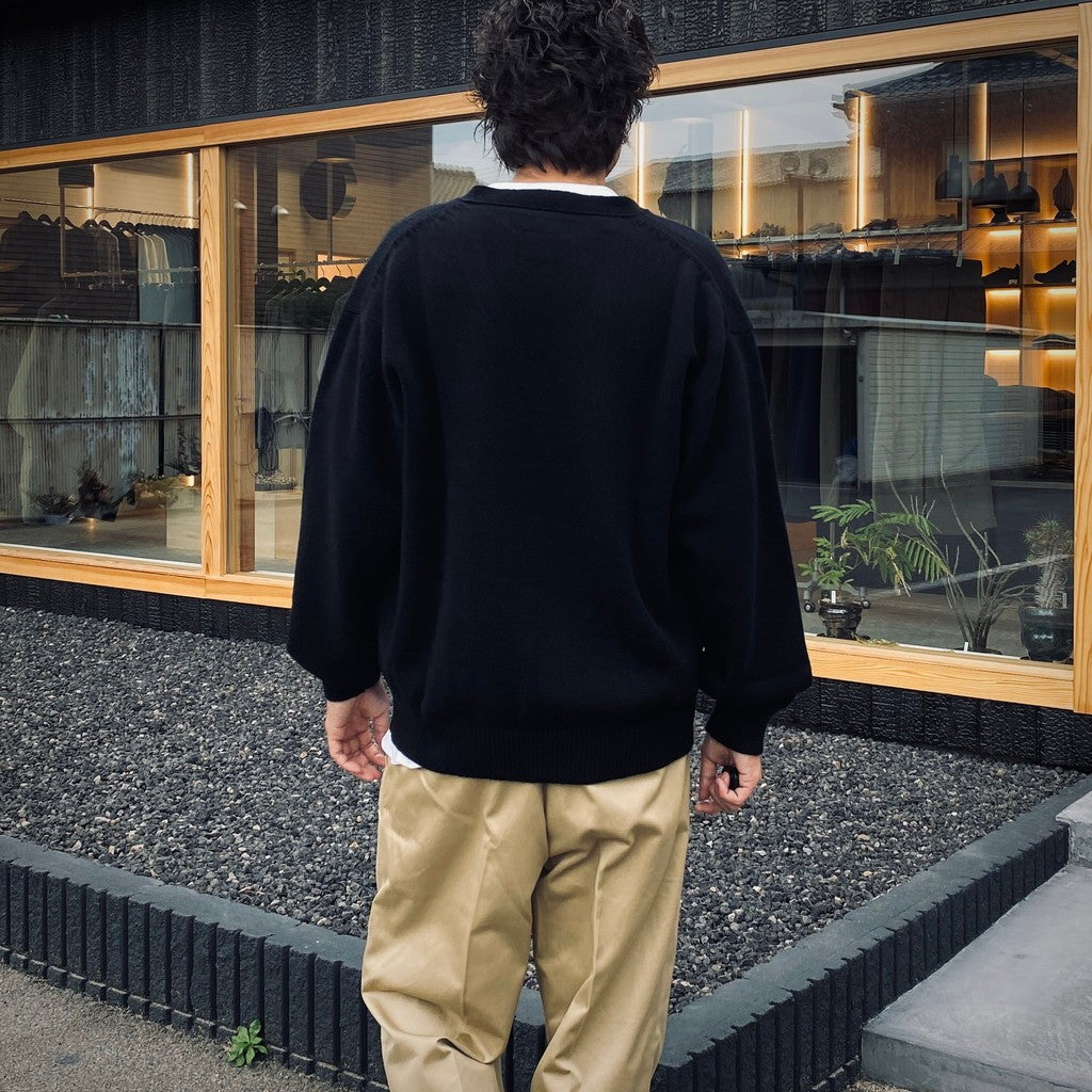 V NECK SWEATER #BLACK [25FW-WMK-KN09]