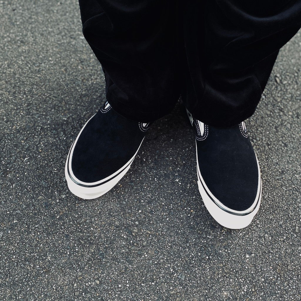 LX Classic Slip-On 98 (CHCKRBRD SIDEWALL BLACK/MARSHMALLOW) #Black/White [VN000E96BPQ]