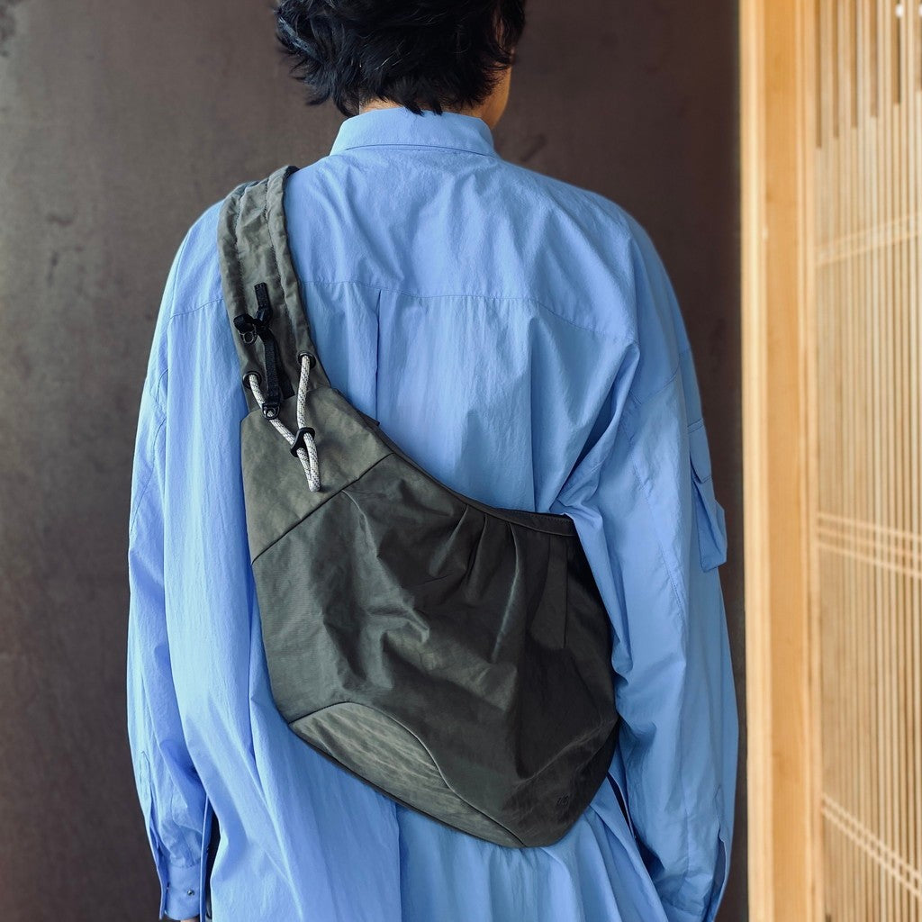 TEXTURED TWILL BODY BAG #CHARCOAL [FTT36262B0007]