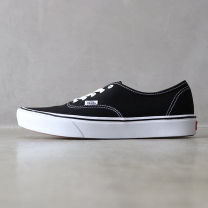 UA ComfyCush Authentic #BLACK/TRUE WHIT [VN0A3WM7VNE]