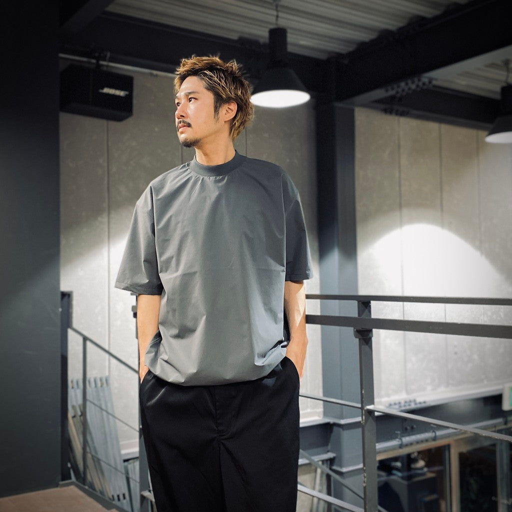 TECH MOCK NECK S/S TEE #CHARCOAL [BE-63025]