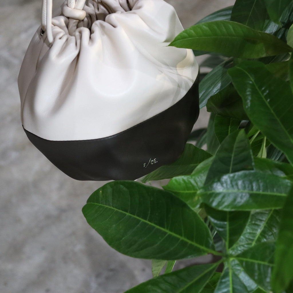 TECH LEATHER DRAWSTRING POCHETTE #IVORY [FLE34241B0001]