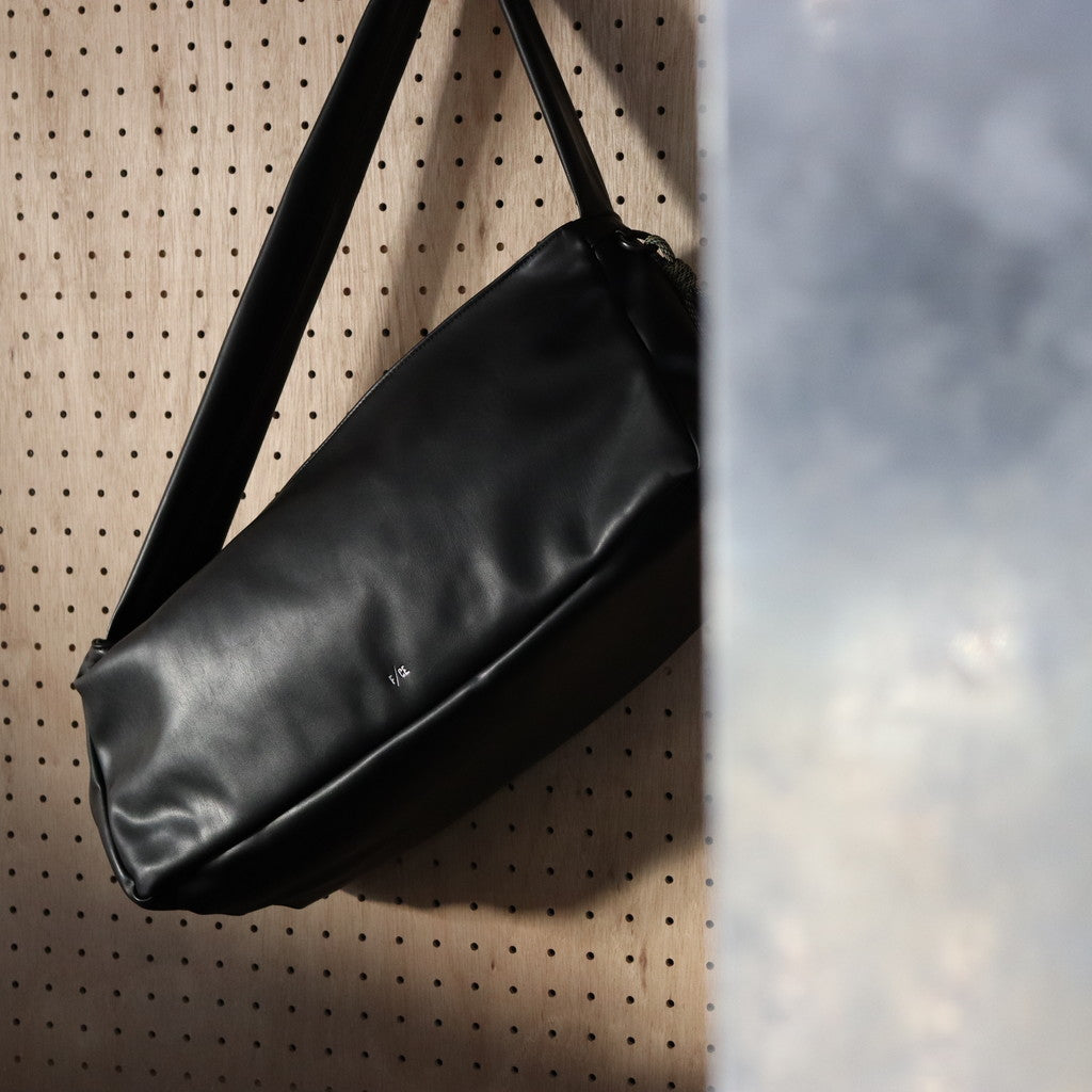 科技皮革報紙包#黑色 [FLE36241B0001]